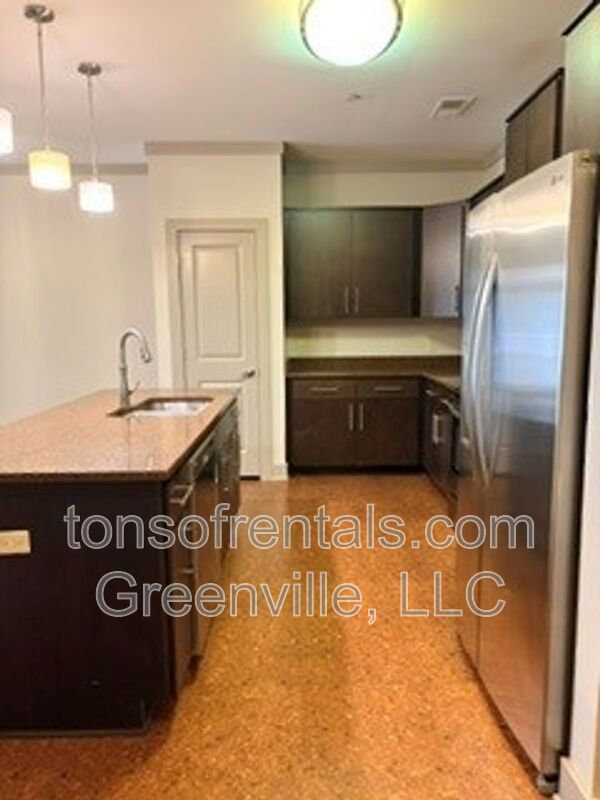 Luxurious downtown condo with great amenties! property image