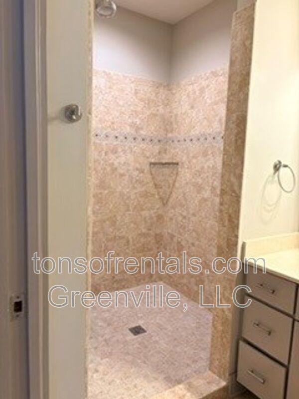 Luxurious downtown condo with great amenties! property image