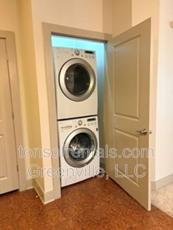 Luxurious downtown condo with great amenties! property image