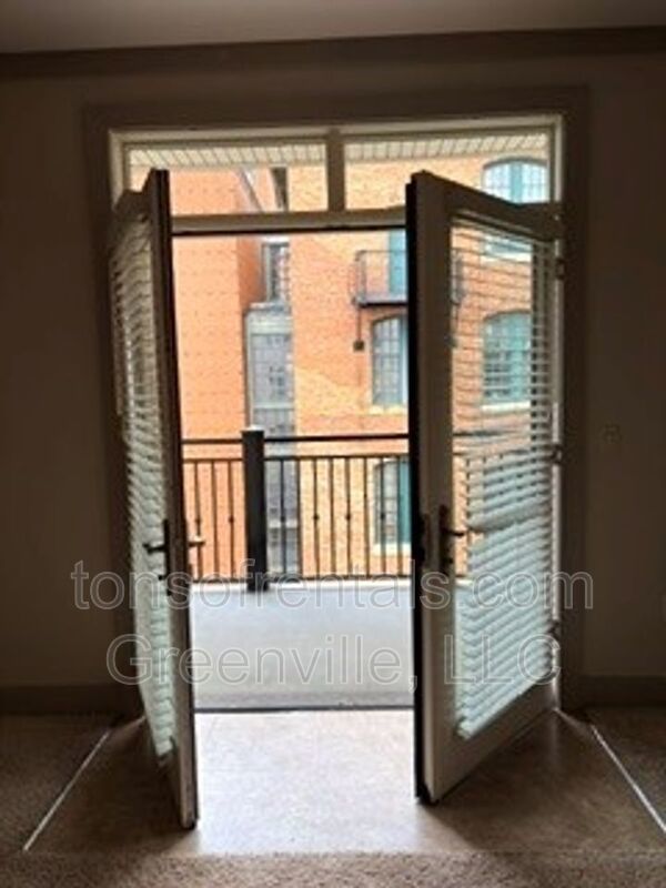 Luxurious downtown condo with great amenties! property image