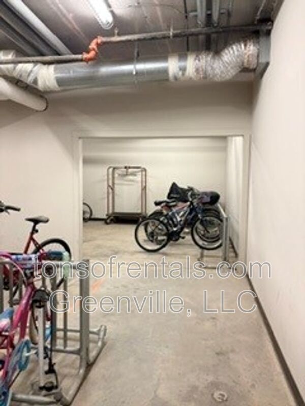 Luxurious downtown condo with great amenties! property image