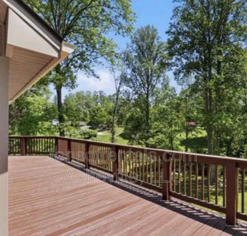 RENOVATED, SPACIOUS & READY TO IMPRESS IN HENDERSONVILLE! property image