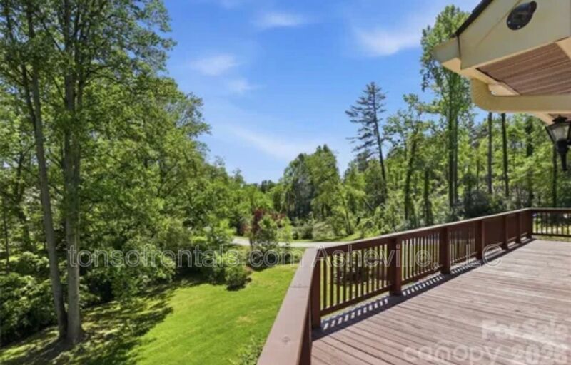 RENOVATED, SPACIOUS & READY TO IMPRESS IN HENDERSONVILLE! property image