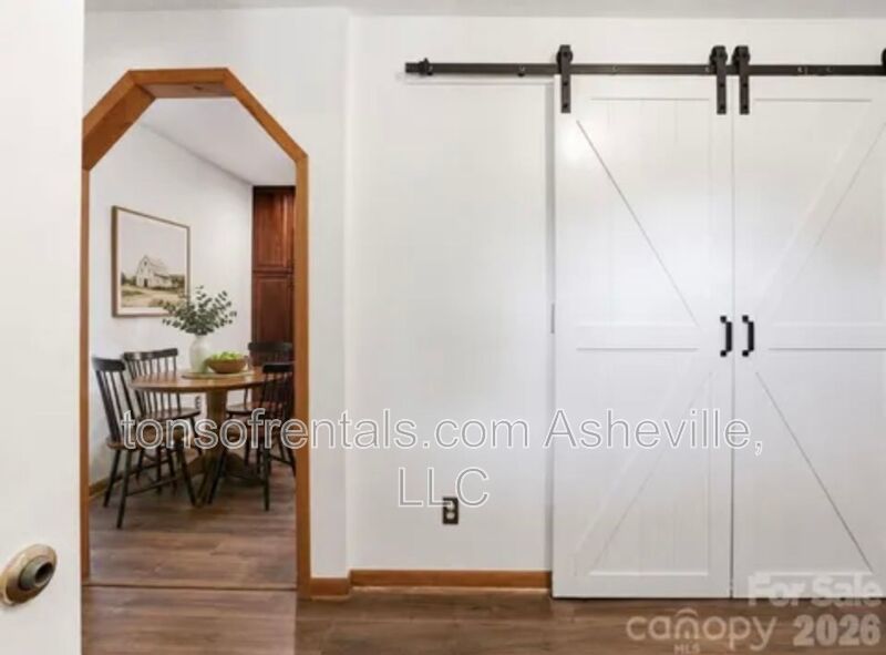RENOVATED, SPACIOUS & READY TO IMPRESS IN HENDERSONVILLE! property image