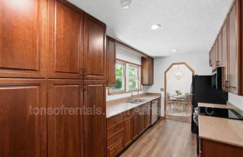RENOVATED, SPACIOUS & READY TO IMPRESS IN HENDERSONVILLE! property image