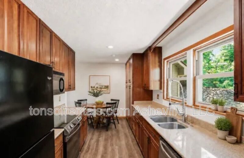 RENOVATED, SPACIOUS & READY TO IMPRESS IN HENDERSONVILLE! property image