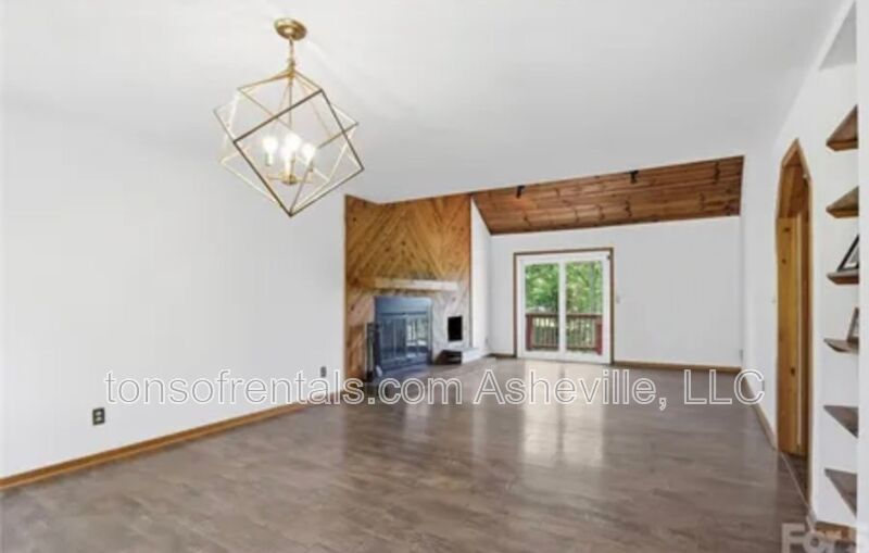 RENOVATED, SPACIOUS & READY TO IMPRESS IN HENDERSONVILLE! property image