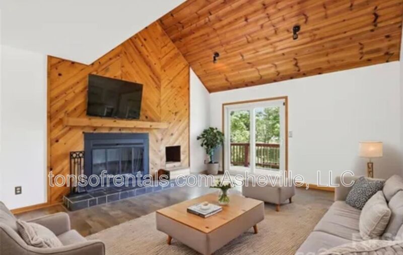 RENOVATED, SPACIOUS & READY TO IMPRESS IN HENDERSONVILLE! property image