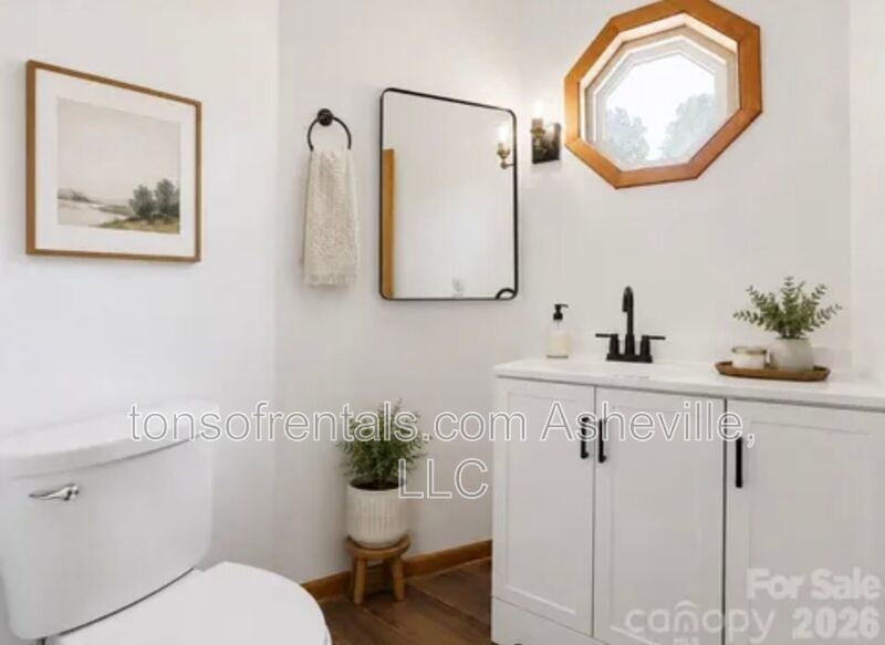 RENOVATED, SPACIOUS & READY TO IMPRESS IN HENDERSONVILLE! property image