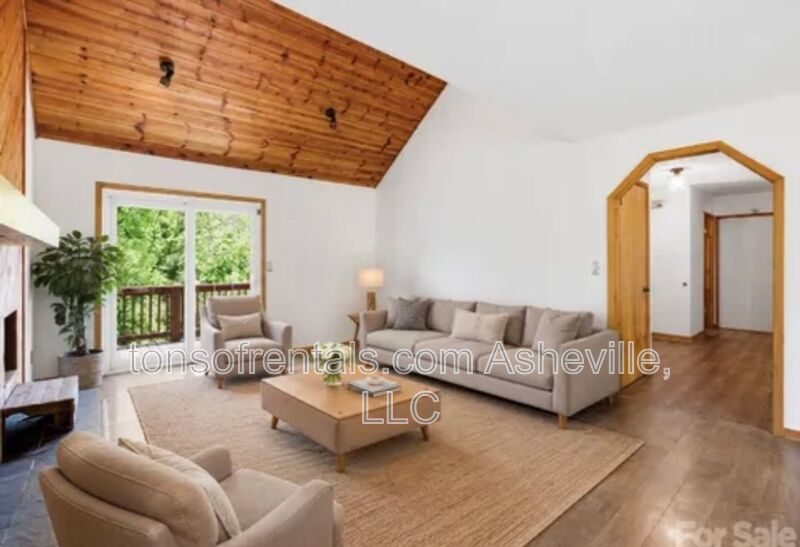 RENOVATED, SPACIOUS & READY TO IMPRESS IN HENDERSONVILLE! property image