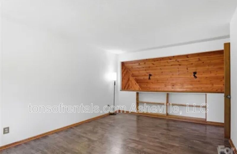 RENOVATED, SPACIOUS & READY TO IMPRESS IN HENDERSONVILLE! property image