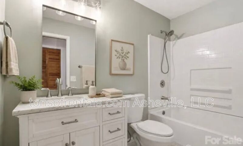 RENOVATED, SPACIOUS & READY TO IMPRESS IN HENDERSONVILLE! property image