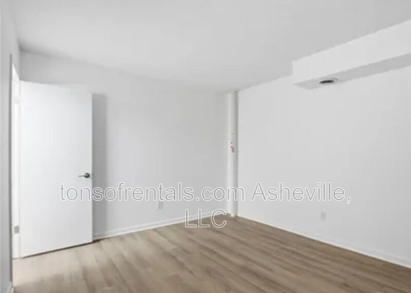 RENOVATED, SPACIOUS & READY TO IMPRESS IN HENDERSONVILLE! property image