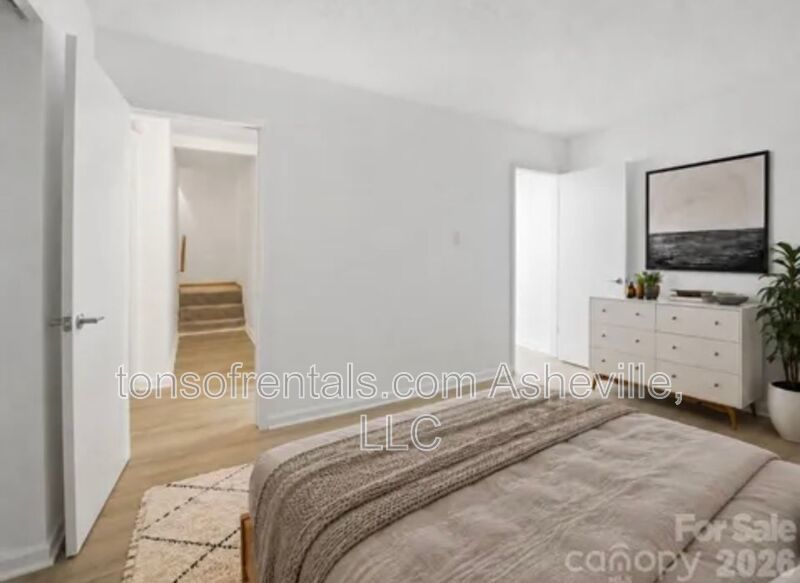 RENOVATED, SPACIOUS & READY TO IMPRESS IN HENDERSONVILLE! property image