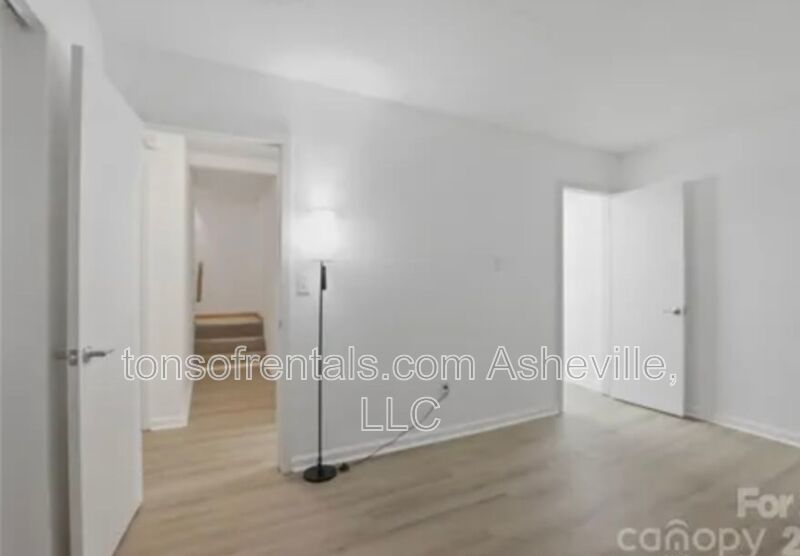RENOVATED, SPACIOUS & READY TO IMPRESS IN HENDERSONVILLE! property image