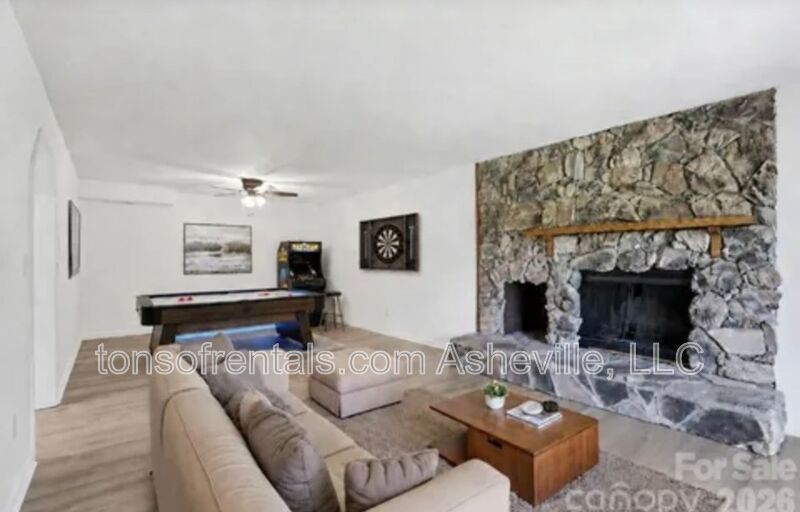 RENOVATED, SPACIOUS & READY TO IMPRESS IN HENDERSONVILLE! property image