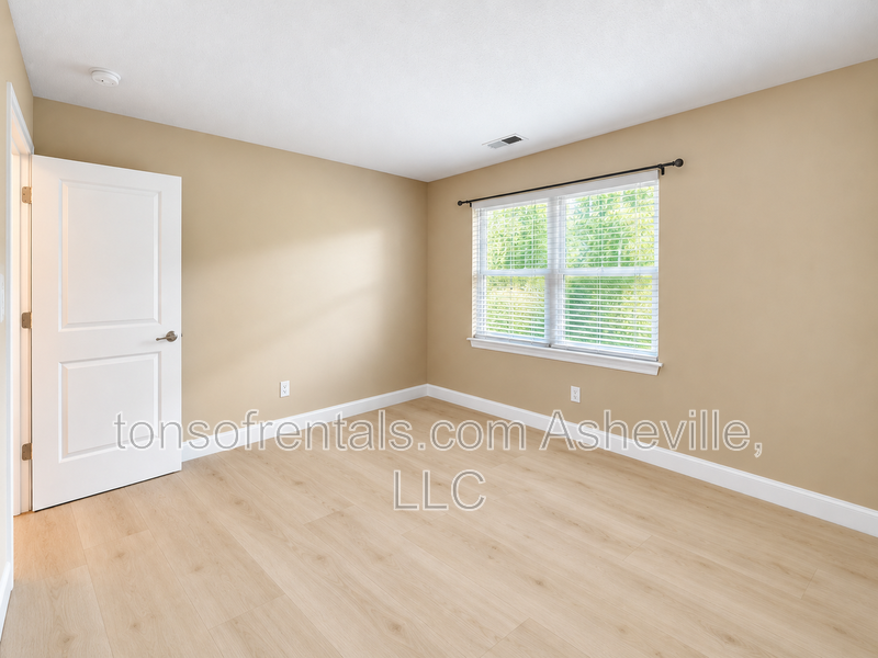Spacious 3-Bedroom Home with New Luxury Vinyl Flooring & Community Amenities property image
