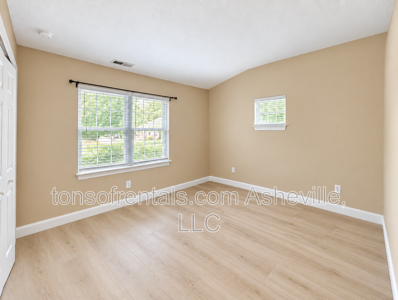 Spacious 3-Bedroom Home with New Luxury Vinyl Flooring & Community Amenities property image