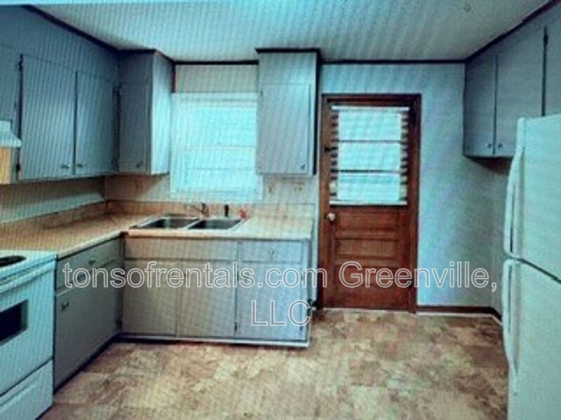 Super cute 2 bedroom 1 bath duplex in great location of Woodruff SC! property image