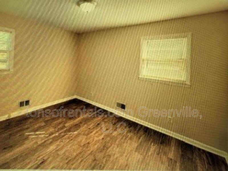 Super cute 2 bedroom 1 bath duplex in great location of Woodruff SC! property image