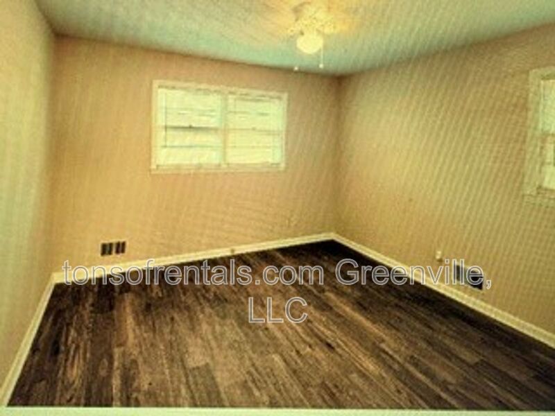 Super cute 2 bedroom 1 bath duplex in great location of Woodruff SC! property image