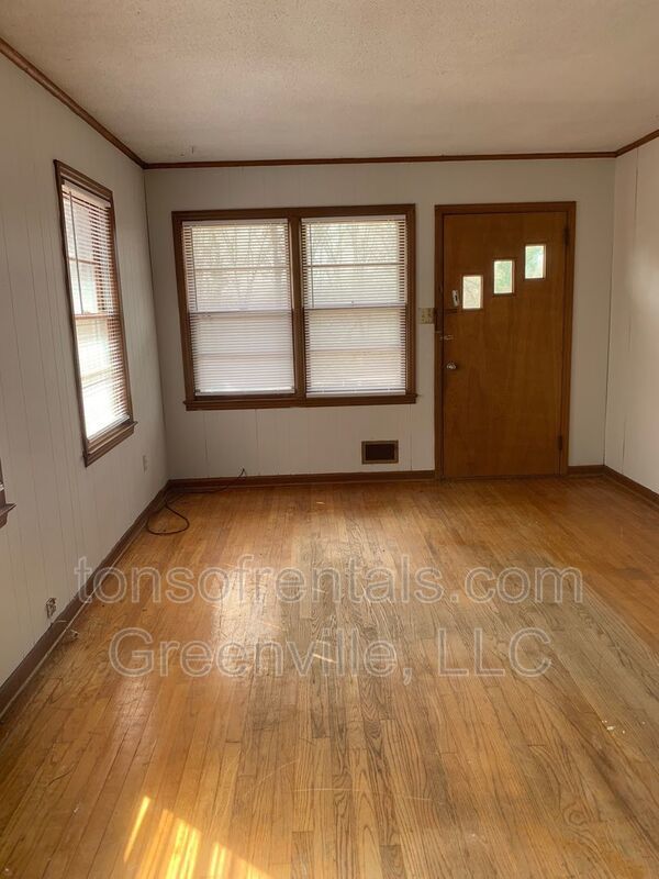 Spacious 2 bedroom 1 bath duplex property image