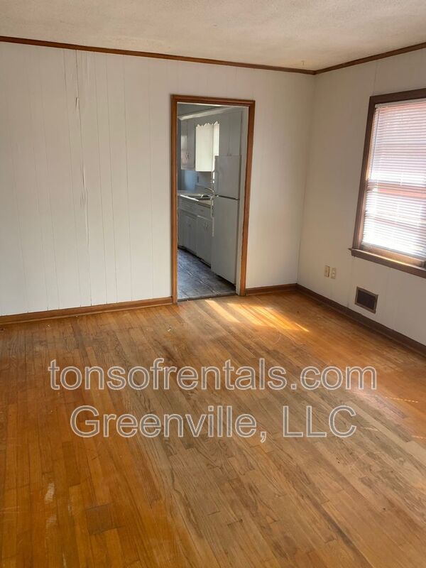 Spacious 2 bedroom 1 bath duplex property image