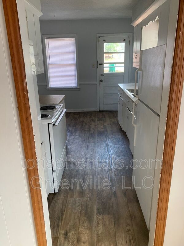 Spacious 2 bedroom 1 bath duplex property image