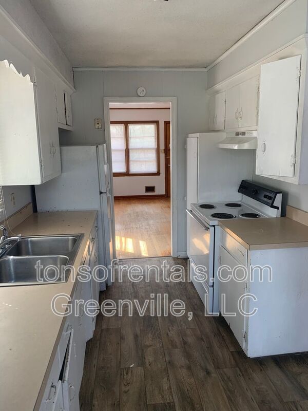 Spacious 2 bedroom 1 bath duplex property image
