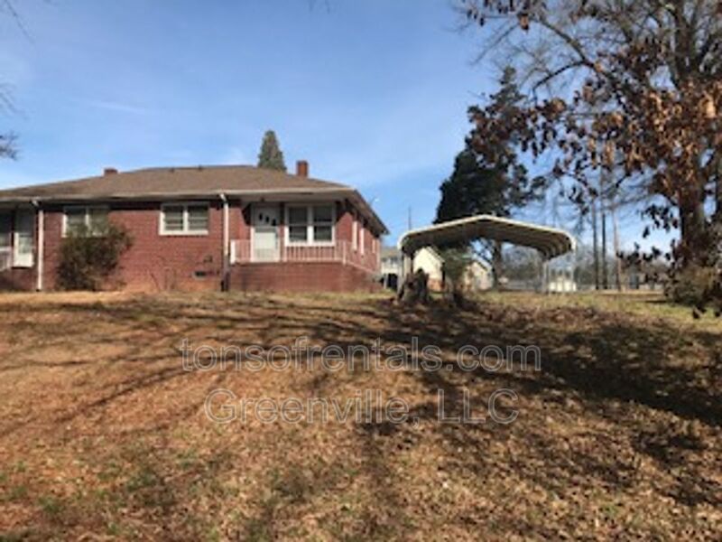 Spacious 2 bedroom 1 bath duplex property image