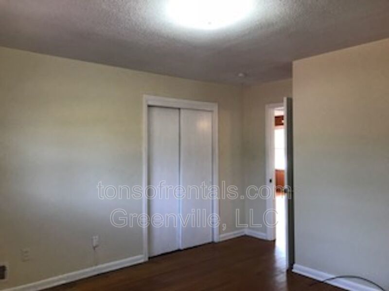 Spacious 2 bedroom 1 bath duplex property image