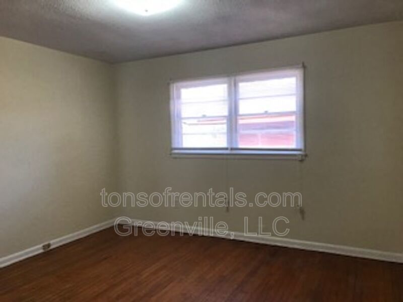 Spacious 2 bedroom 1 bath duplex property image