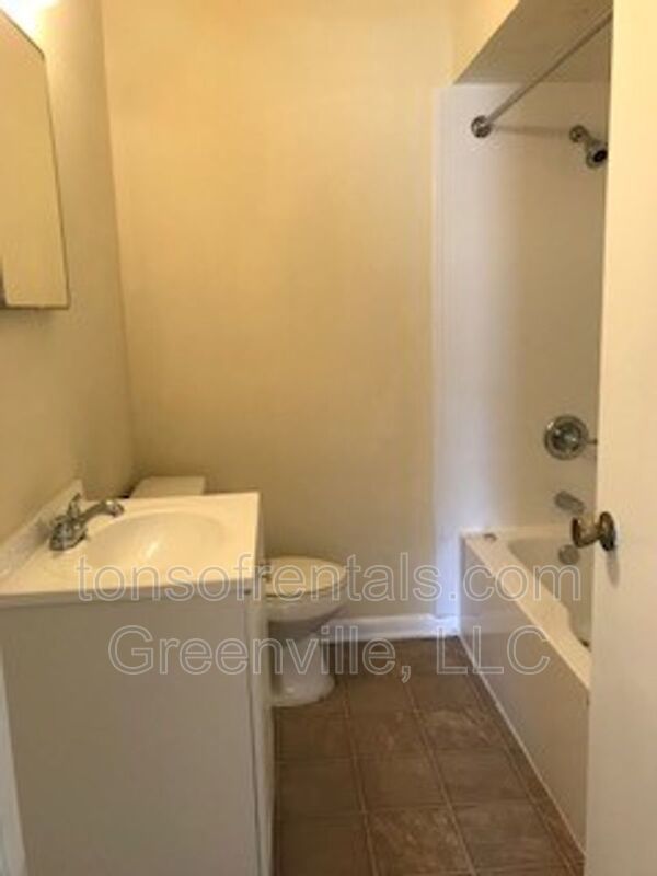 Spacious 2 bedroom 1 bath duplex property image