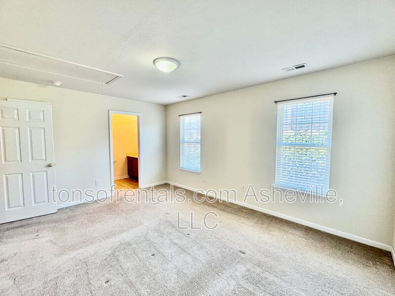 Welcome to this 3 bedroom 2.5 bath townhome located in the heart of Fletcher, NC! property image