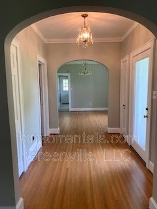 Stunning and full of character in this elegant extremely large home! Excellent Location! Minutes to everything! property image