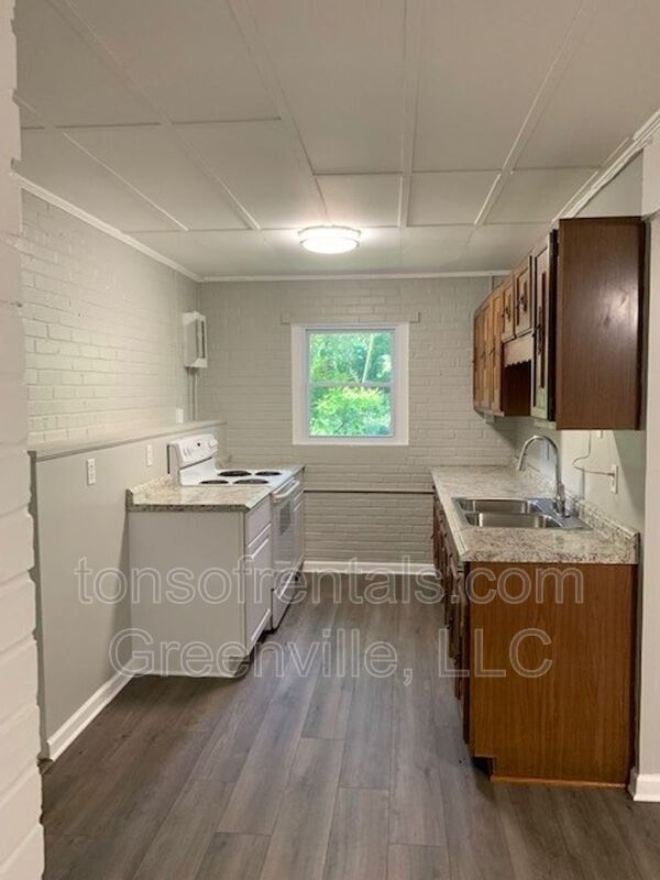 Stunning and full of character in this elegant extremely large home! Excellent Location! Minutes to everything! property image