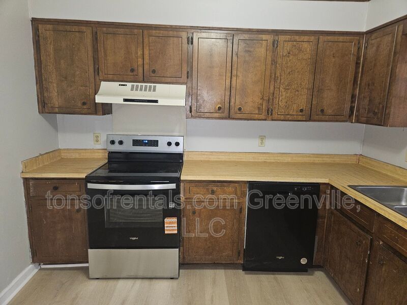 Nice 2 bedroom, 2 bath duplex on the Westside property image