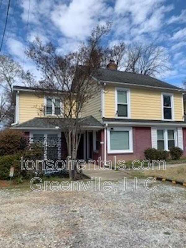 Neat 2 bedroom 2 bath townhome minutes to downtown Greenville SC! property image