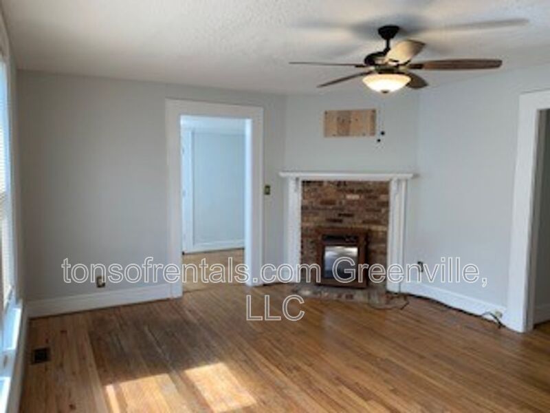 Neat 2 bedroom 2 bath townhome minutes to downtown Greenville SC! property image