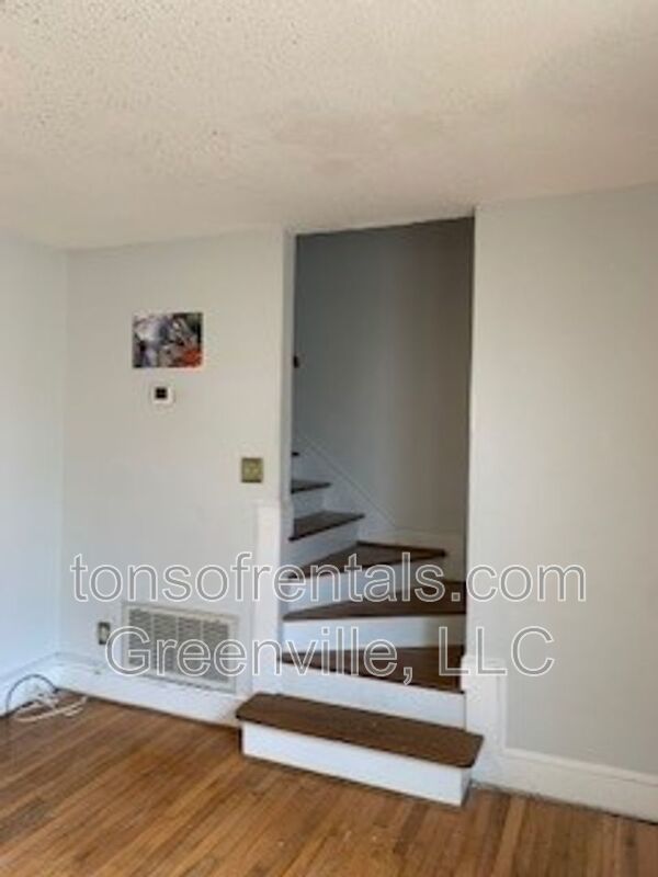 Neat 2 bedroom 2 bath townhome minutes to downtown Greenville SC! property image