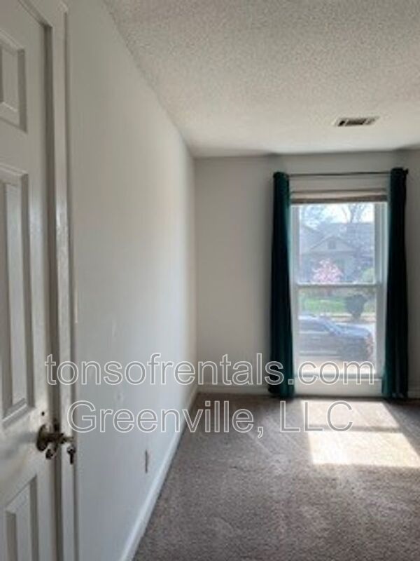 Neat 2 bedroom 2 bath townhome minutes to downtown Greenville SC! property image