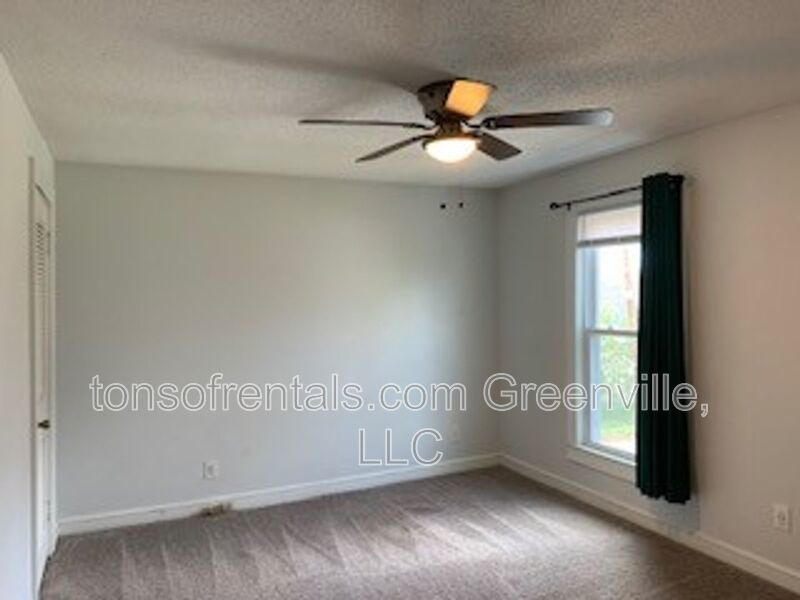 Neat 2 bedroom 2 bath townhome minutes to downtown Greenville SC! property image