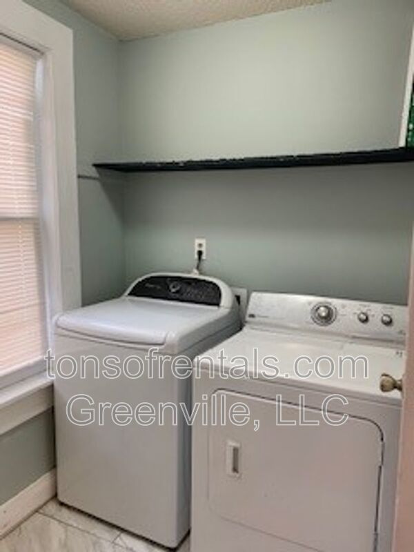 Neat 2 bedroom 2 bath townhome minutes to downtown Greenville SC! property image