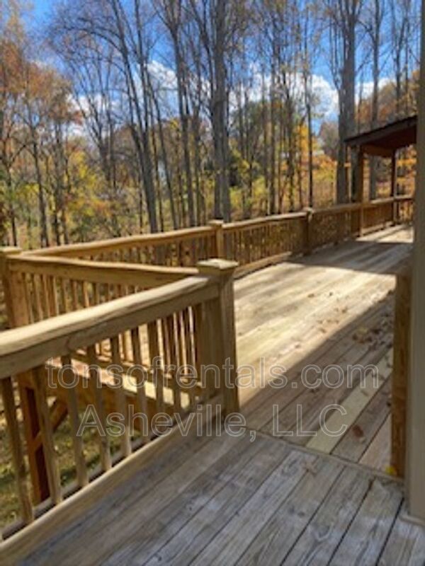 Beautiful South Asheville Home with AMAZING space property image