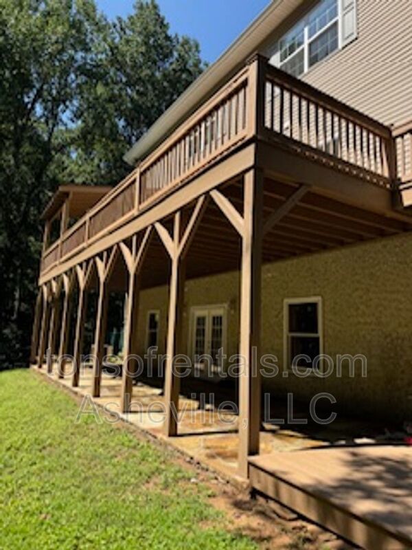 Beautiful South Asheville Home with AMAZING space property image