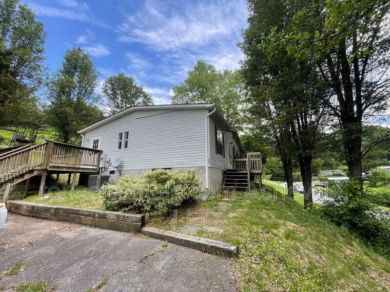 This 3 bed 2 bath is situated on almost .28 acres in quiet subdivision! property image