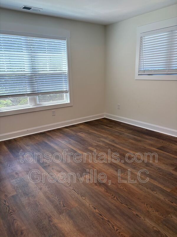 Beautiful home one side of a duplex in excellent location of Greenville SC! property image