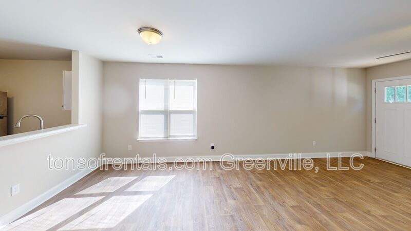 Nice 2 bedroom, 1.5 bath duplex in Anderson property image