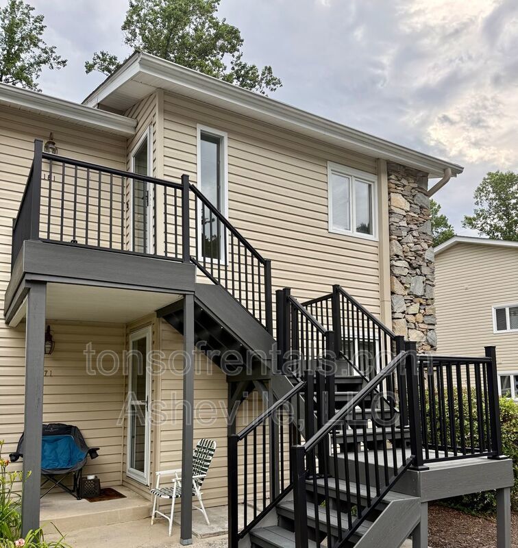 Welcome to this spacious 2 bedroom, 2 bathroom condo located in the beautiful city of Hendersonville, NC. property image
