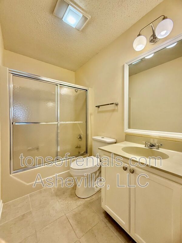 Welcome to this spacious 2 bedroom, 2 bathroom condo located in the beautiful city of Hendersonville, NC. property image